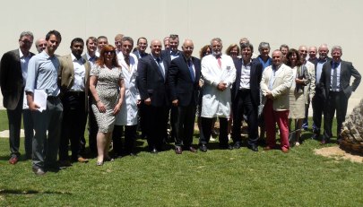Imagen de los 25 representantes del NHS junto a los directores gerentes de Ribera Salud y del Departamento de Salud de La Ribera